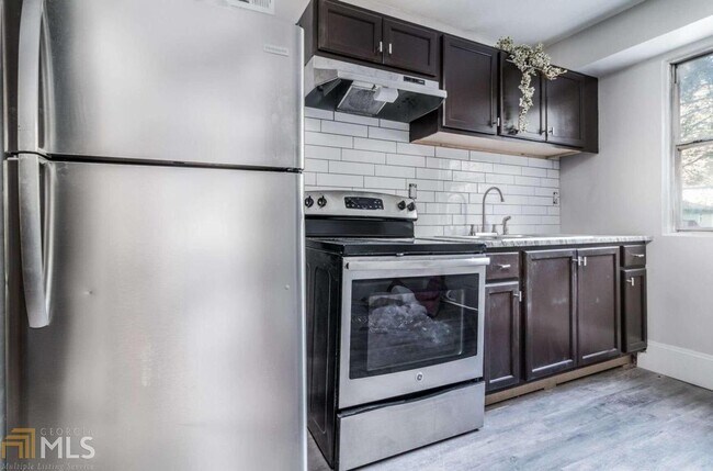Foto del edificio - 156 Fairfield Pl NW