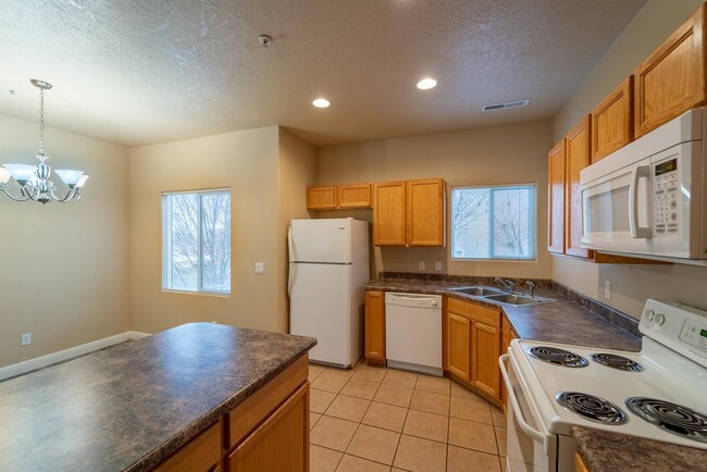 Building Photo - 184 S Valley View Dr