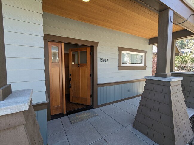 Foto del edificio - Gorgeous 3x2 in NW Bend w/ a double-car garage and island kitchen