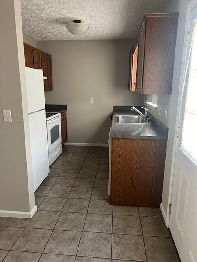 Building Photo - Spacious 2-Bedroom Townhouse with Garage