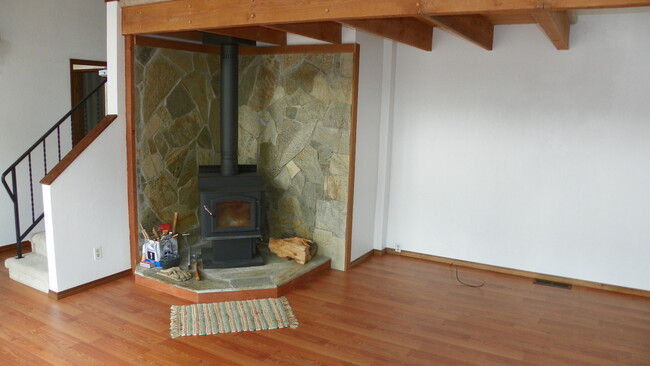 Building Photo - DRW!  2 Bdrm, 2 Bath, Woodstove, Washer/Dr...