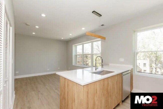 Building Photo - 3 bedroom in Chicago IL 60647