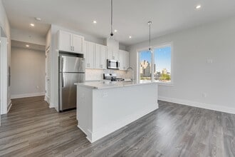 Building Photo - 658 Grand St