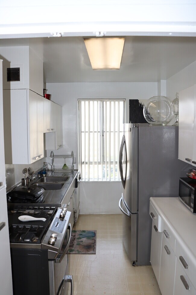Kitchen - 431 S Burnside Ave