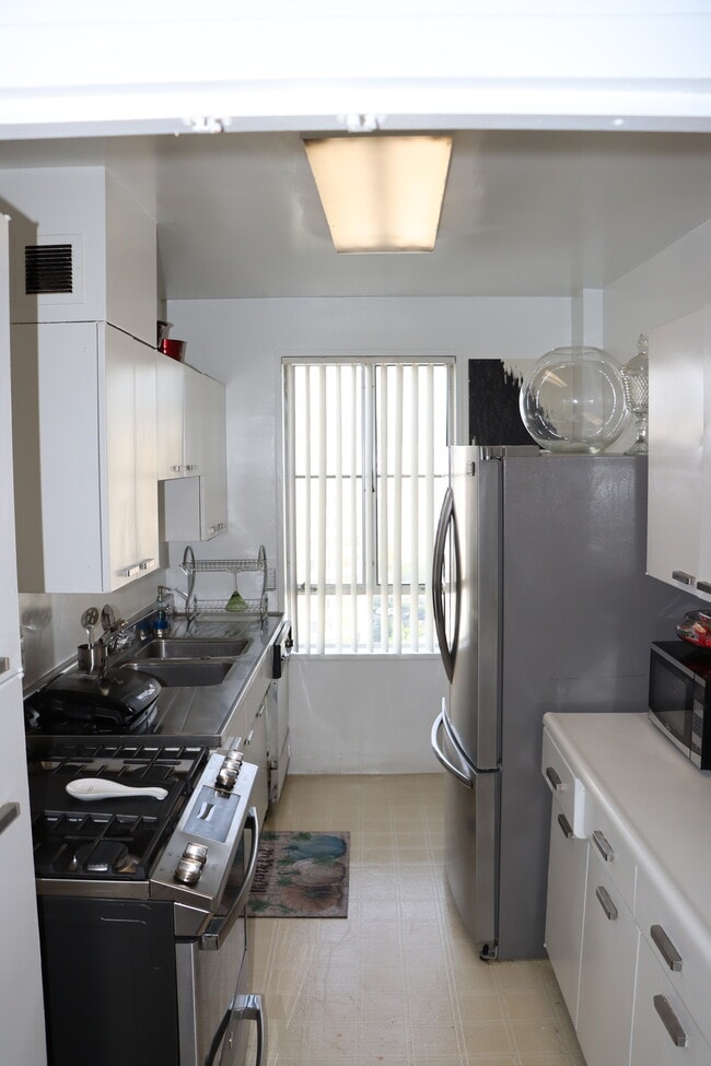 Kitchen - 431 S Burnside Ave