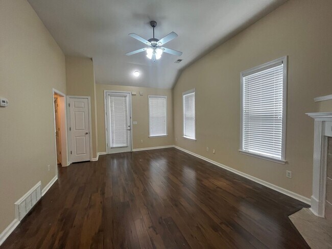 Building Photo - Desirable Island Place home with fenced in...