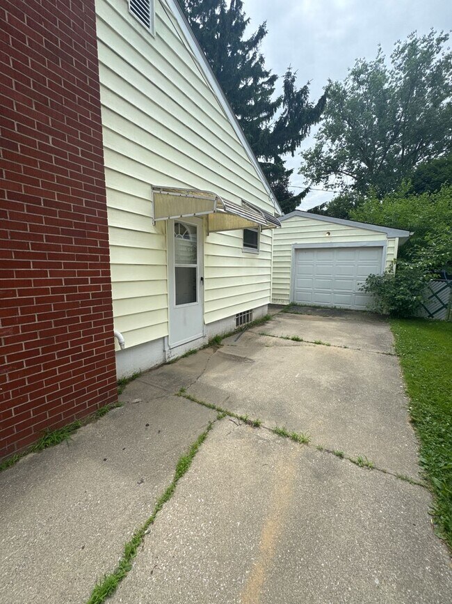 Foto del edificio - 2 bedroom 1 bathroom home w/ detached garage