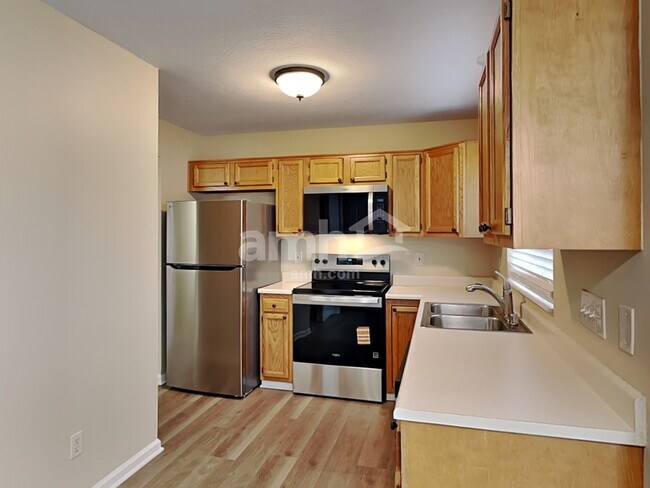 Foto del edificio - 753 Lakefield Dr