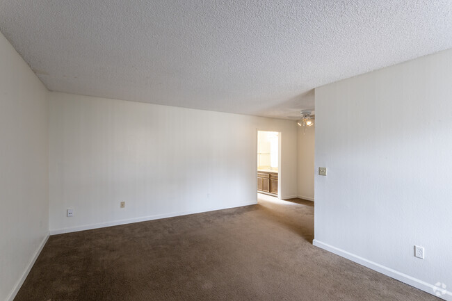 1 BR, 1 BA - 615 SF - Ashwood Apartments