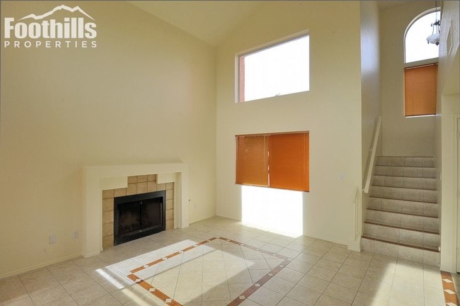 Building Photo - North Ranch, 2-story house with all tile.