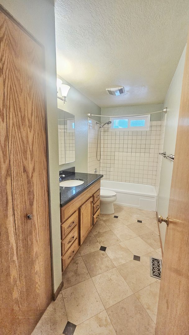 Foto del edificio - Charming 4 Bed 2 Bath Home in Wedgewood