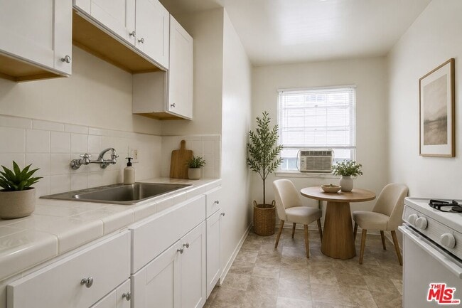 Building Photo - 8551 Holloway Dr