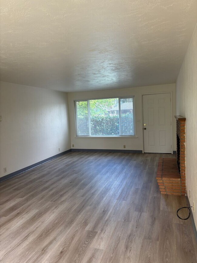 Foto del edificio - Updated 2BD/1BA Duplex in Cal Young Neighborhood
