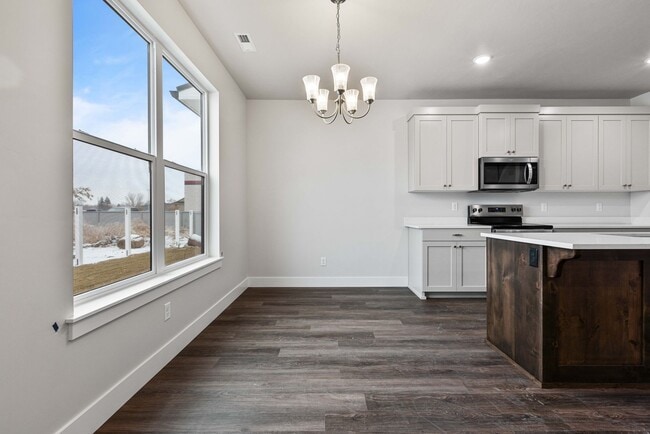 Building Photo - Awesome end unit 3 Bed 2.5 Bath townhome i...
