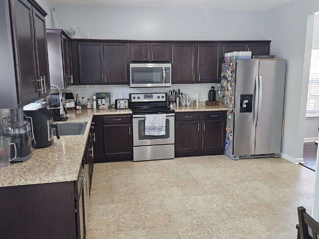 Building Photo - Large 5 bed home in excellent condition on...