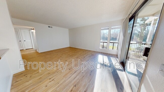 Foto del edificio - 915 Lakeside Dr