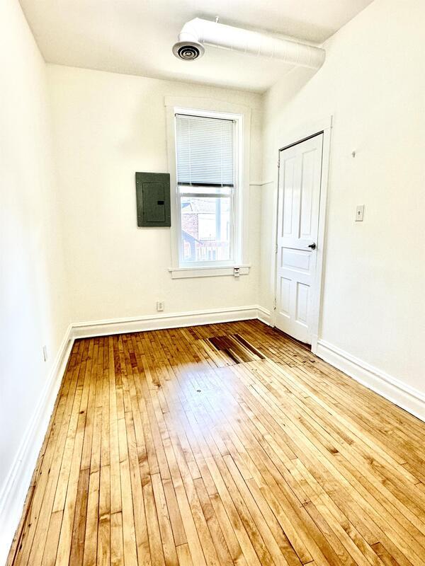 Building Photo - 2303 S Oakley Ave