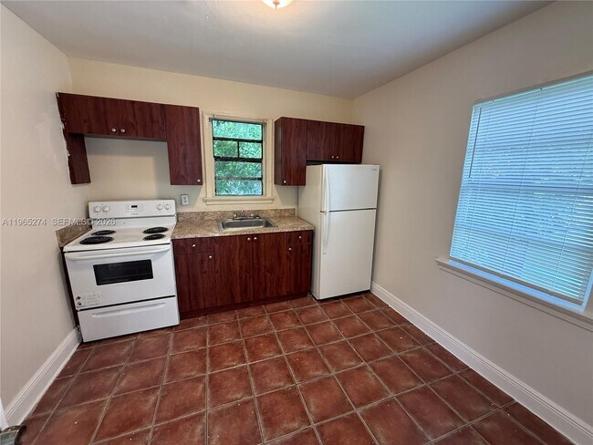 Foto del edificio - 8290 NW 4th Ave