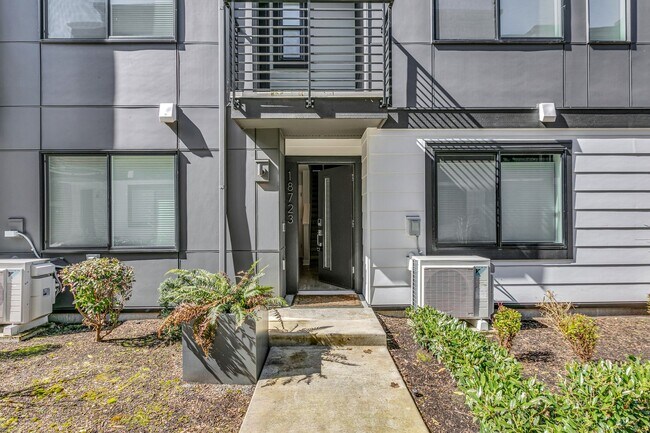 Building Photo - Modern and Spacious Lynnwood Condo