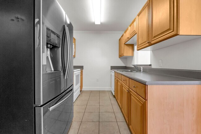 Building Photo - Updated Townhouse on South Crestview