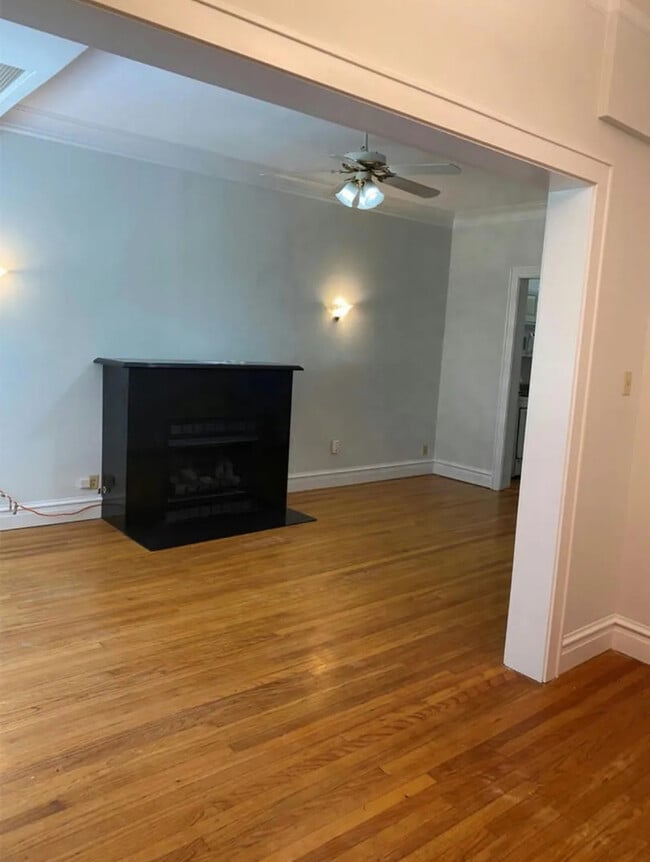 Building Photo - 1117 W Lunt Ave