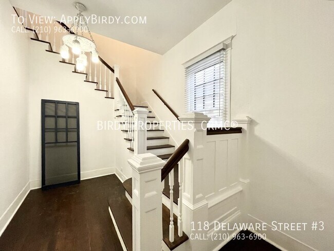 Foto del edificio - "Charming 3-Bedroom Townhouse with Hardwoo...