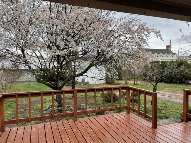 Building Photo - "Charming 3-Bed Home with 1.5 Baths in Fro...