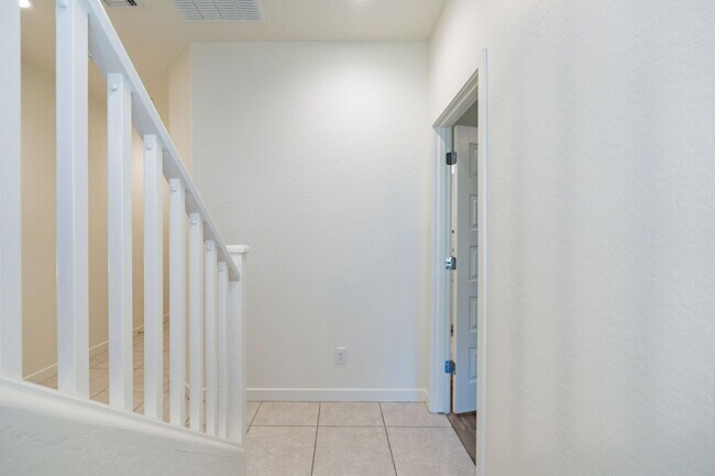 Foto del edificio - Gorgeous Corner Unit in Fincher Fields – L...