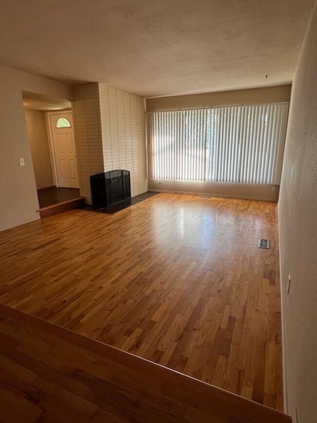 Building Photo - 4 Bedroom, 2 Bath Rambler, Large Fenced back yard, Attached Garage.