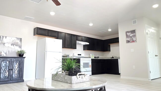 Building Photo - Nevarez Palms