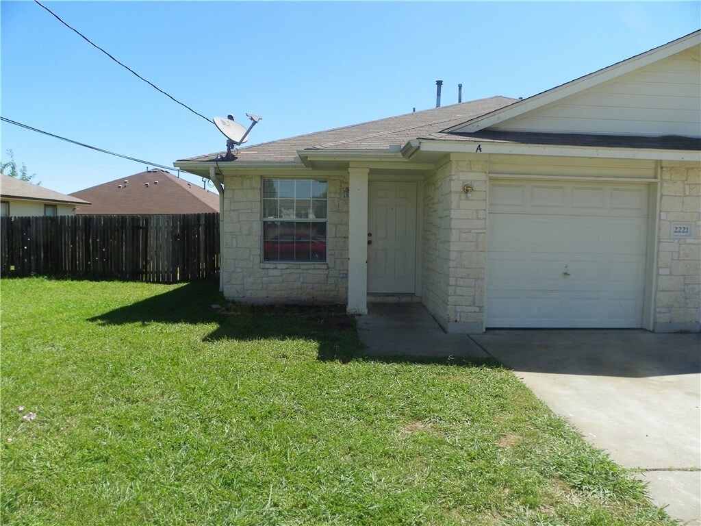 Foto principal - 2221 Creekside Ln