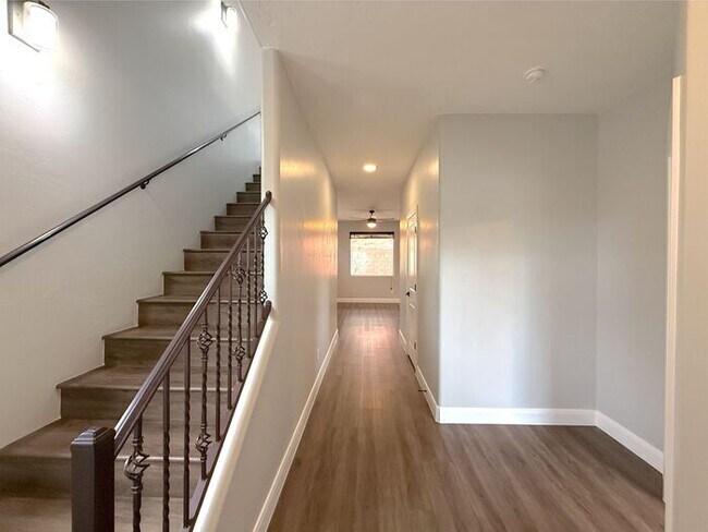 Foto del edificio - 4 bed, 2.5 bath duplex unit w/2 car garage