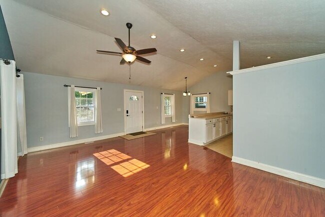 Building Photo - Charming 2 Bed Bungalow in Great SoBro Location!