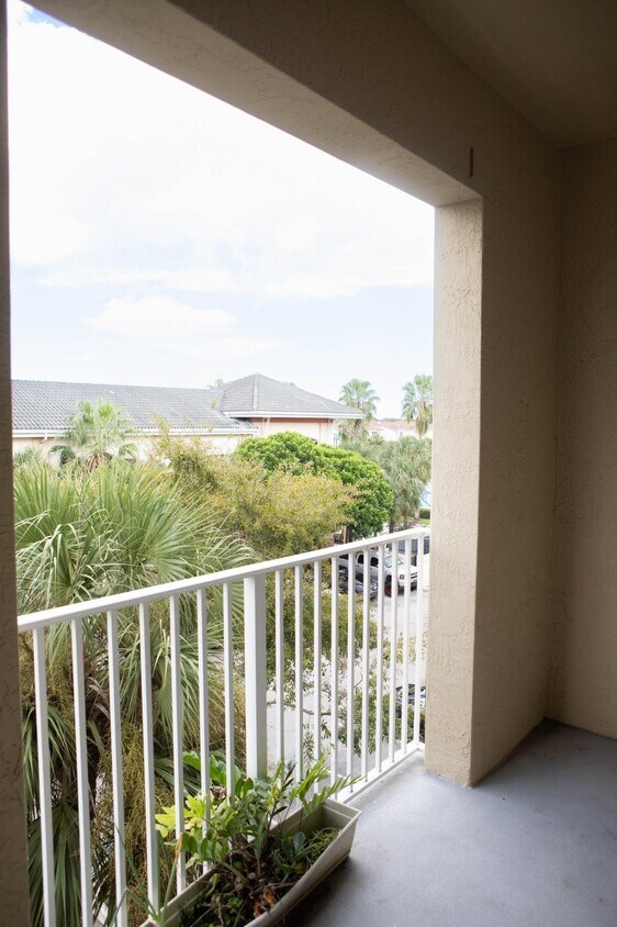 Building Photo - 1203 Town Center Dr