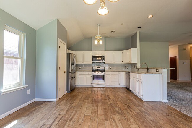 Building Photo - Massive 4BD/2.5 BTH right off of JKP Turnp...