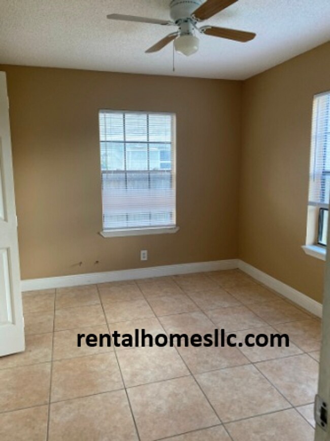 Foto del edificio - Three Bedroom Home, Walking Distance to Ne...