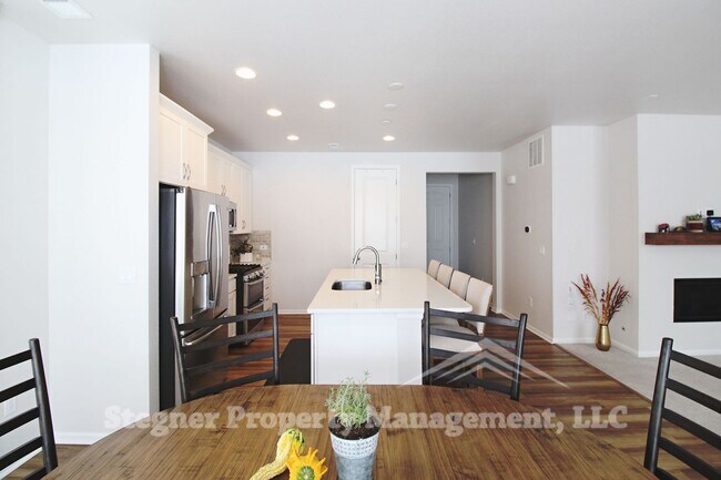 Building Photo - Beautiful Newer Home