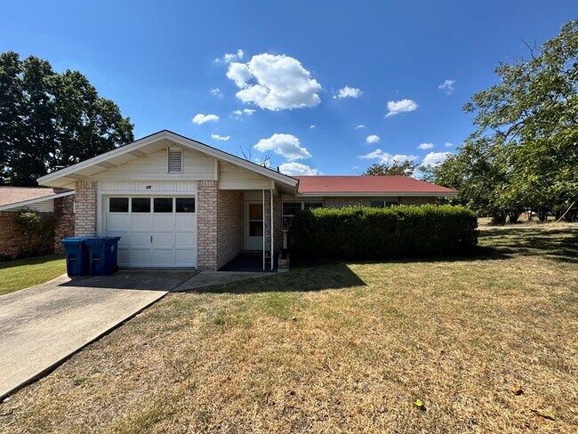 Building Photo - 719 Lake Dr