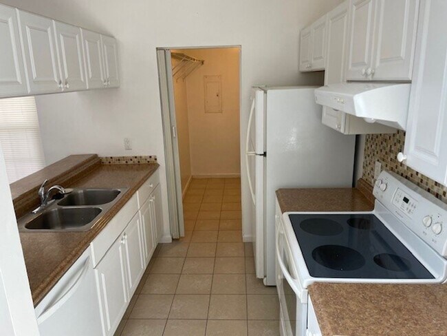 Foto del edificio - 2 Bedroom, 1 Bath Condo in Virginia Beach