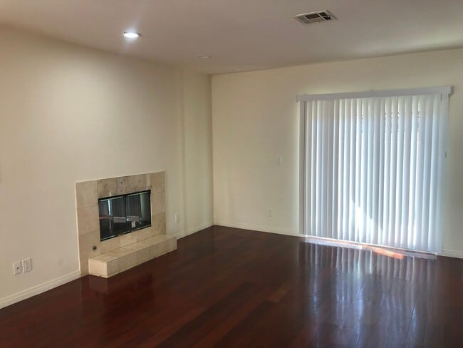 Foto del edificio - Beautiful Townhouse 4bd 3.75ba w/balconies...