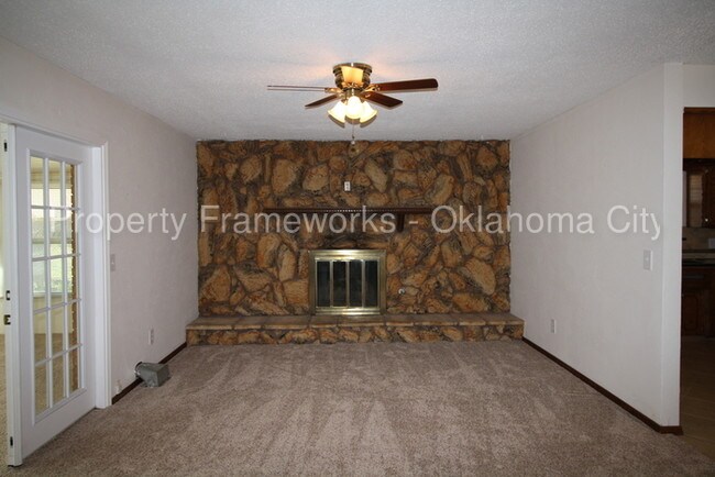 Building Photo - 6817 N Comanche Ave
