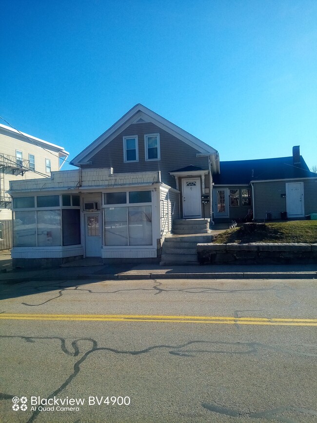 Building Photo - 107 School St