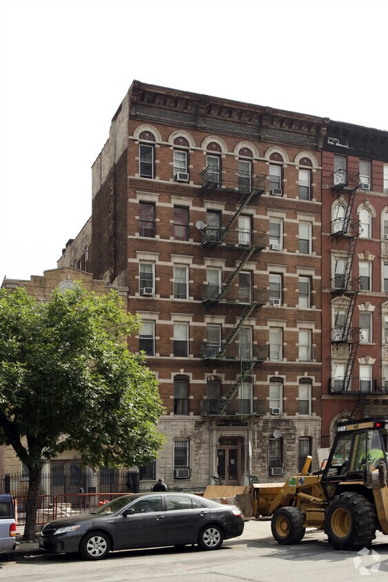 Foto del edificio - 110-112 E 1st St
