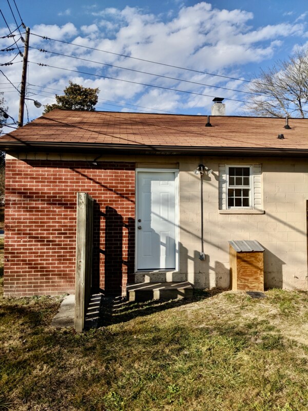 Building Photo - 828 1st Ave W