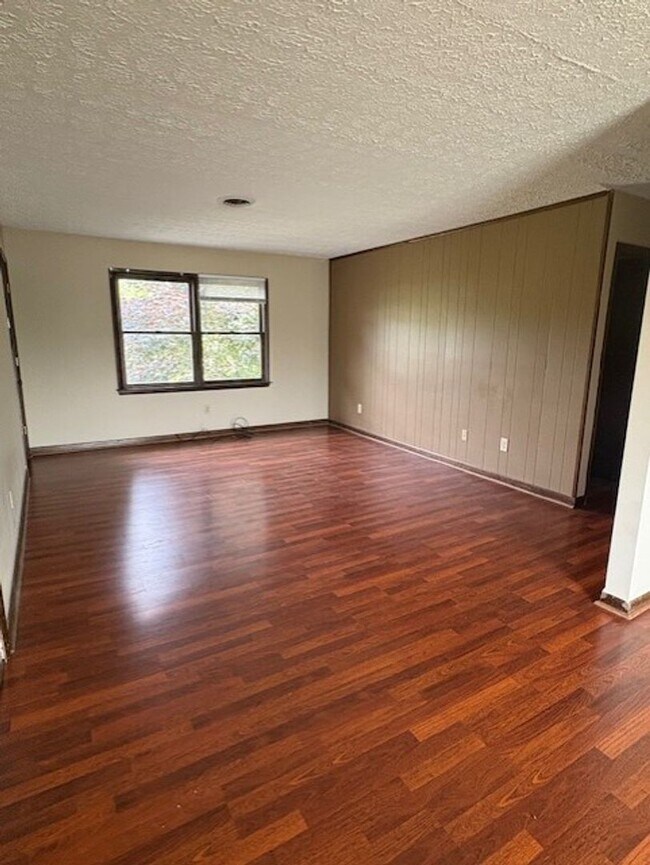 Building Photo - Charming 2 bedroom/1 bath