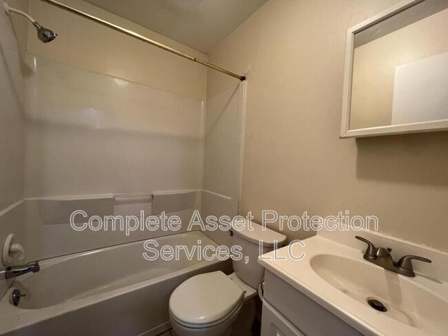 Building Photo - 934 N Wood St