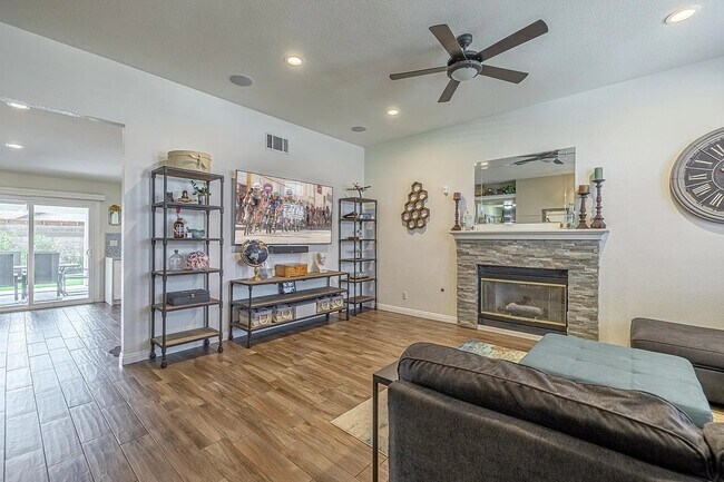 Foto del edificio - 43135 Sunny Ln
