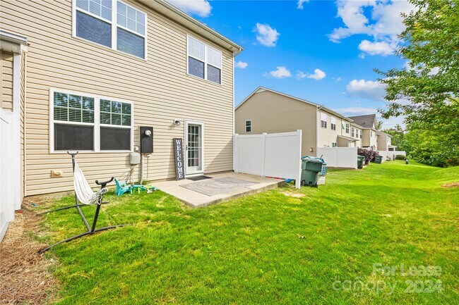 Building Photo - 3233 Yarmouth Ln