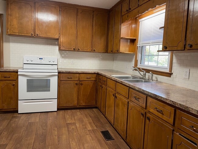 Foto del edificio - 2-3 BED, 1.5 BATH BRICK HOME