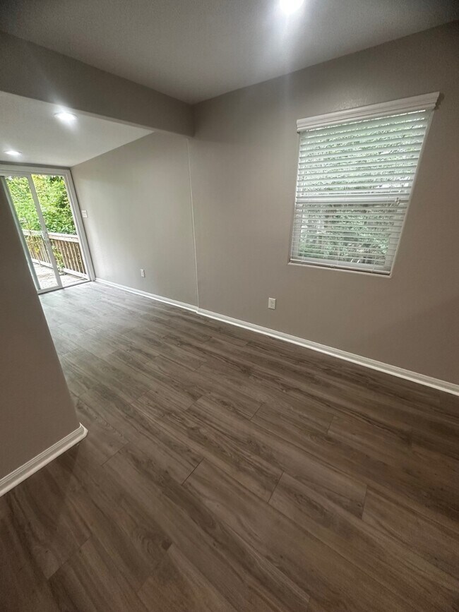 Building Photo - 1572 E Pine Lake Cir